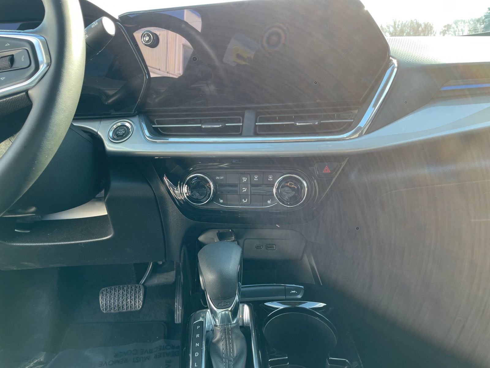 Used 2025 Chevrolet Trax LT w/ LT Convenience Package image 17