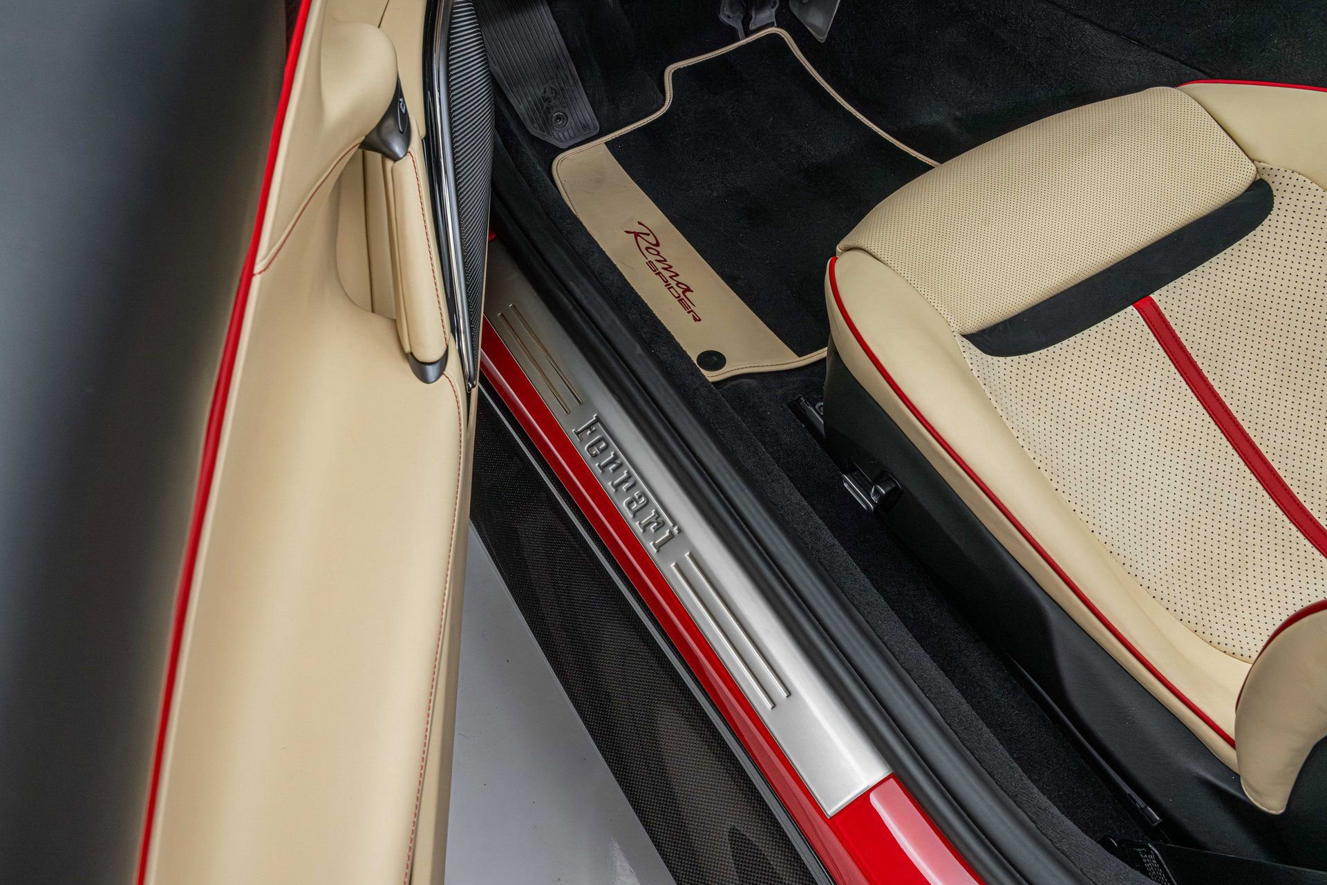 Certified 2025 Ferrari Roma Spider RWD image 34