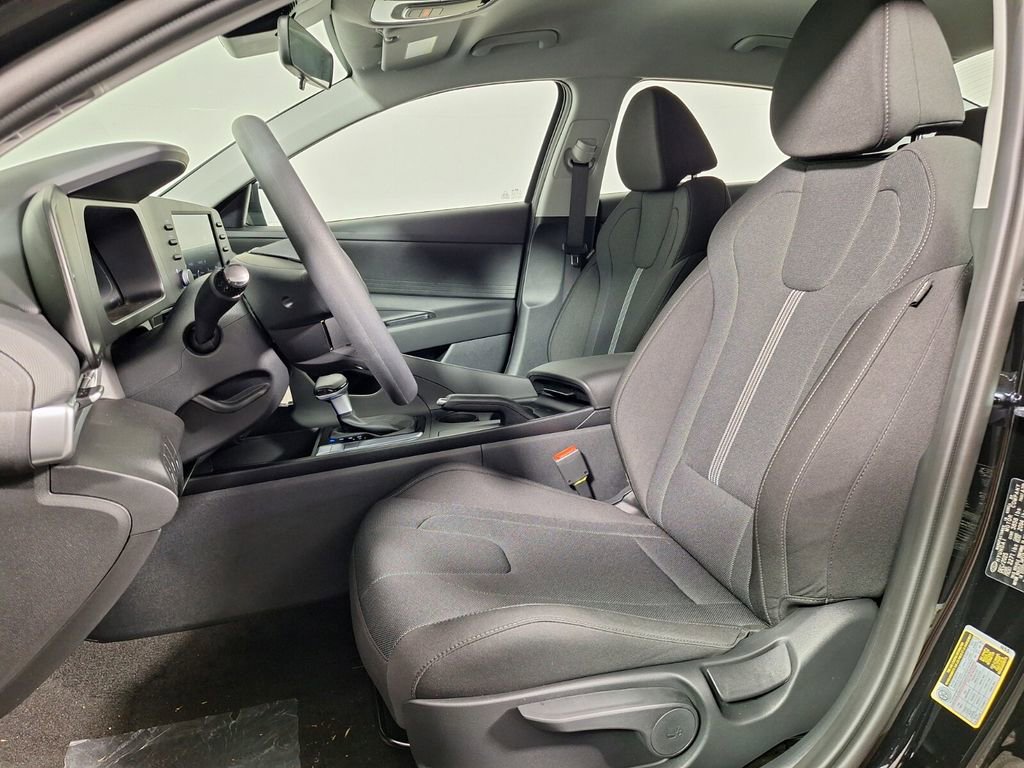Used 2026 Hyundai Elantra SE FWD image 13
