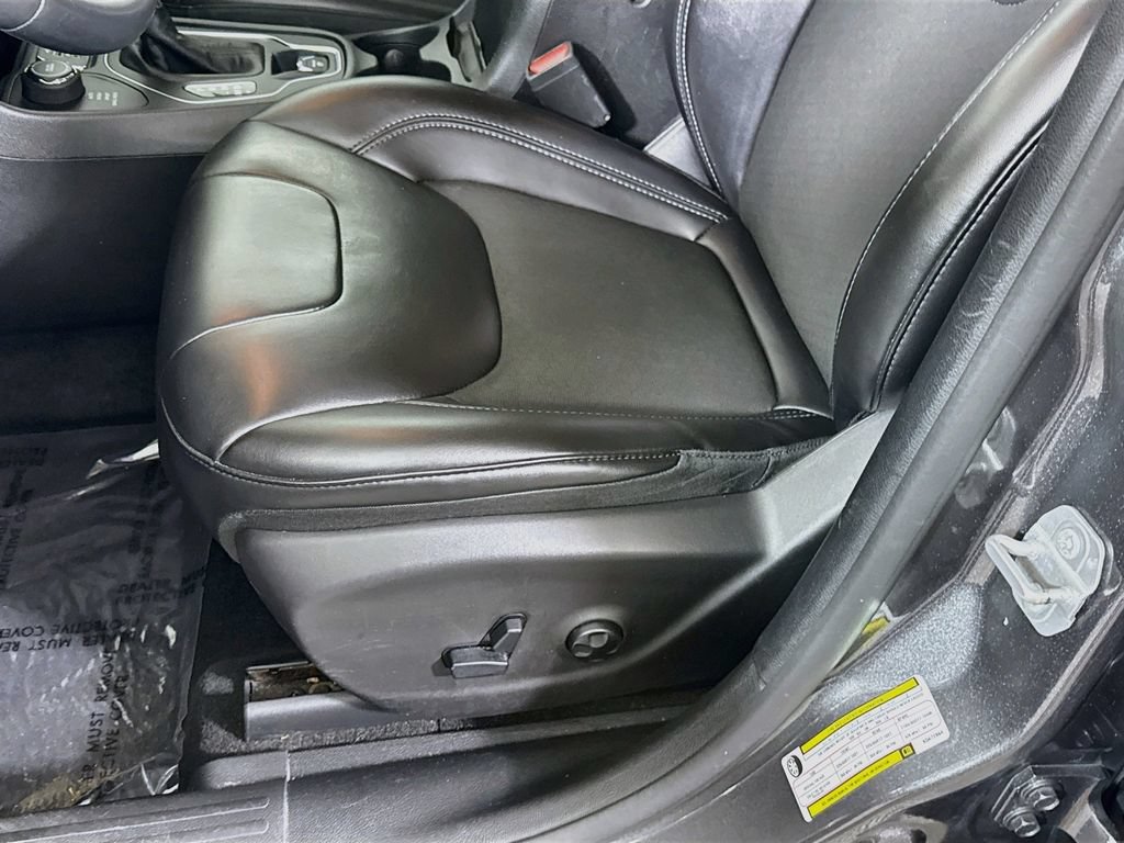 Used 2019 Jeep Cherokee Latitude Plus w/ Comfort/Convenience Group AWD/4WD image 23