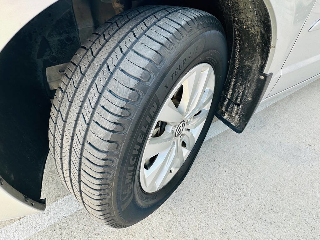 Used 2012 Volkswagen Routan SE image 28