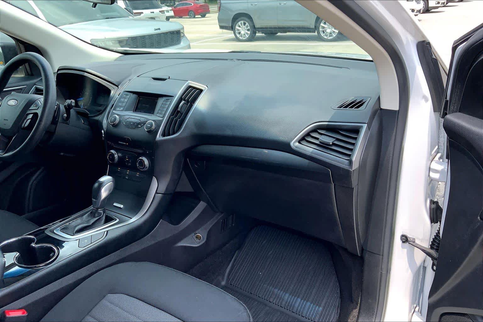 Used 2018 Ford Edge SE FWD image 18