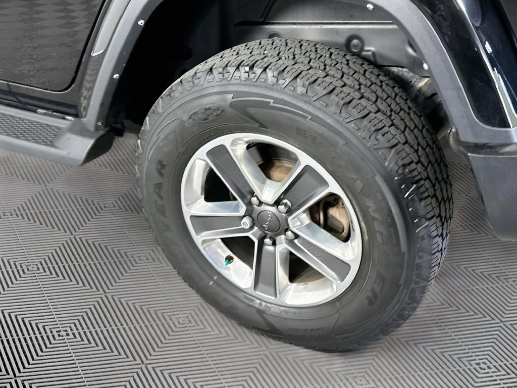 Used 2019 Jeep Grand Cherokee Laredo AWD/4WD image 39