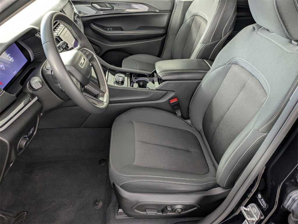 Certified 2023 Jeep Grand Cherokee Laredo image 9