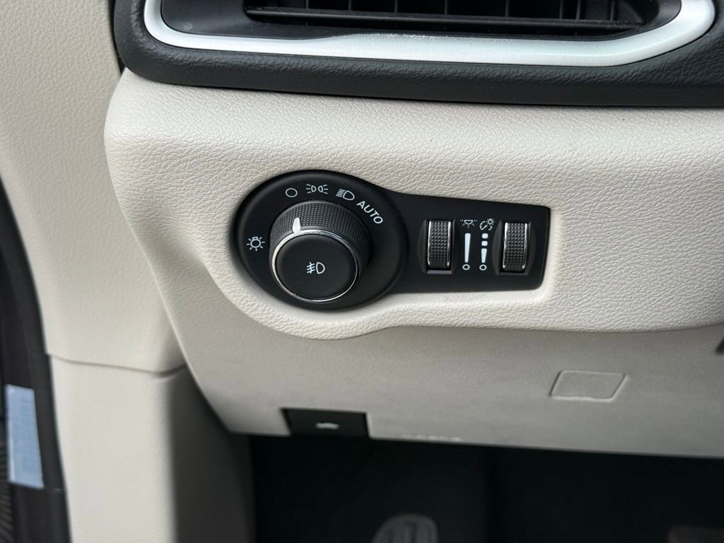 Used 2023 Chrysler Pacifica Touring-L image 17