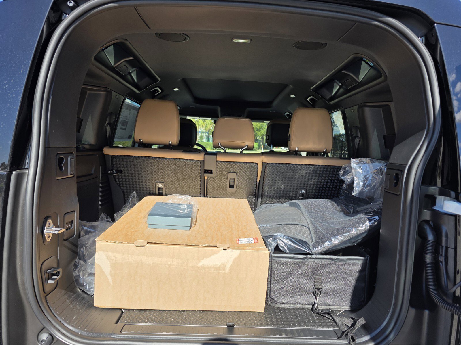 New 2026 Land Rover Defender 110 X-Dynamic SE image 21