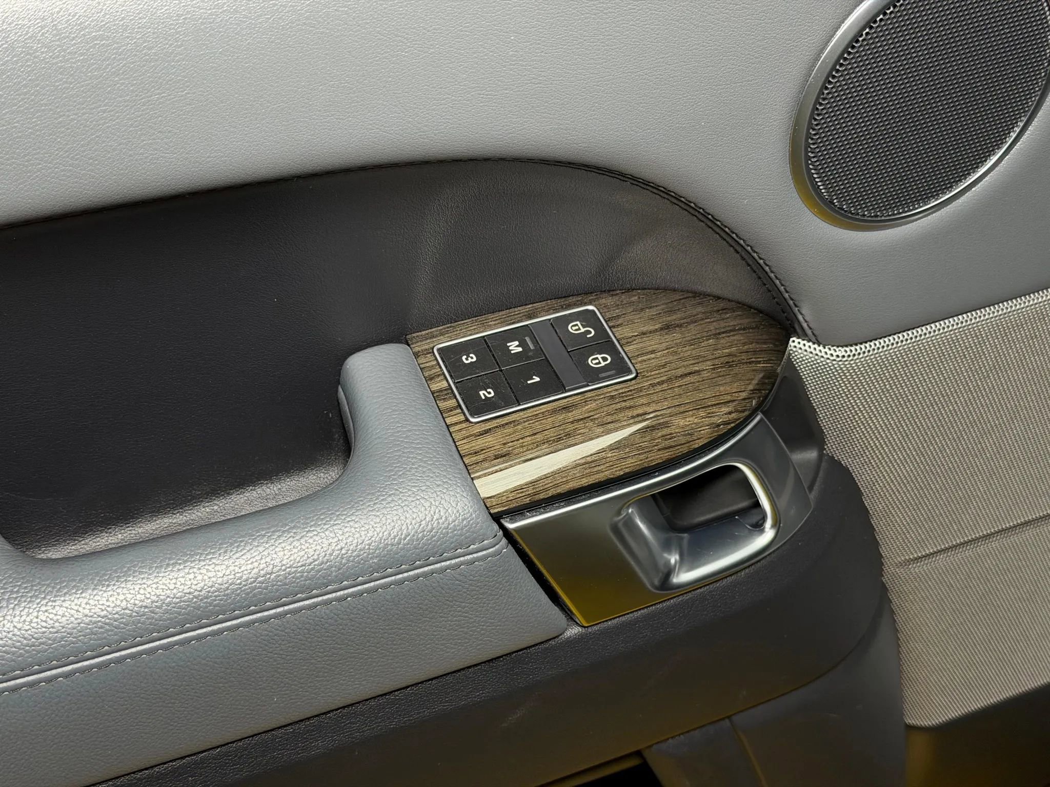 Used 2014 Land Rover Range Rover Sport SE image 38