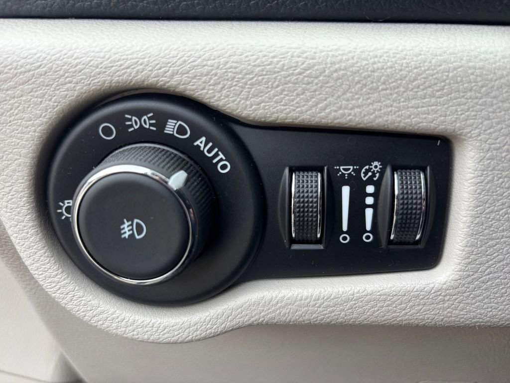 Used 2024 Chrysler Pacifica Touring-L FWD image 12