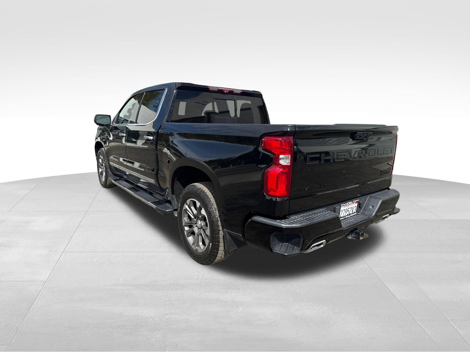 Used 2023 Chevrolet Silverado 1500 High Country w/ Technology Package AWD/4WD image 3