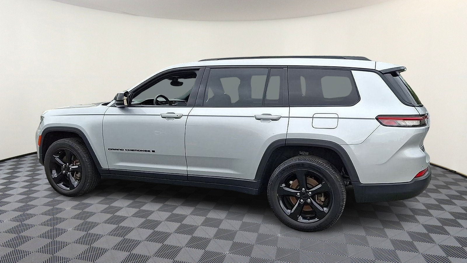 Used 2023 Jeep Grand Cherokee L Laredo AWD/4WD image 5