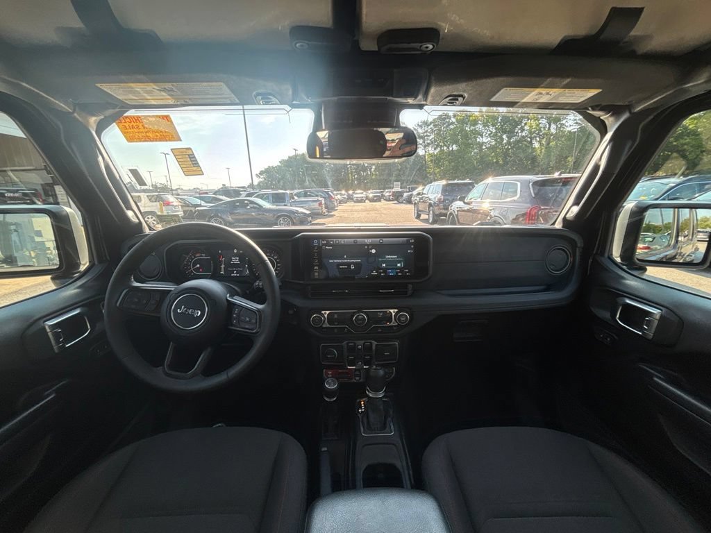 Used 2026 Jeep Wrangler Unlimited Rubicon AWD/4WD image 19