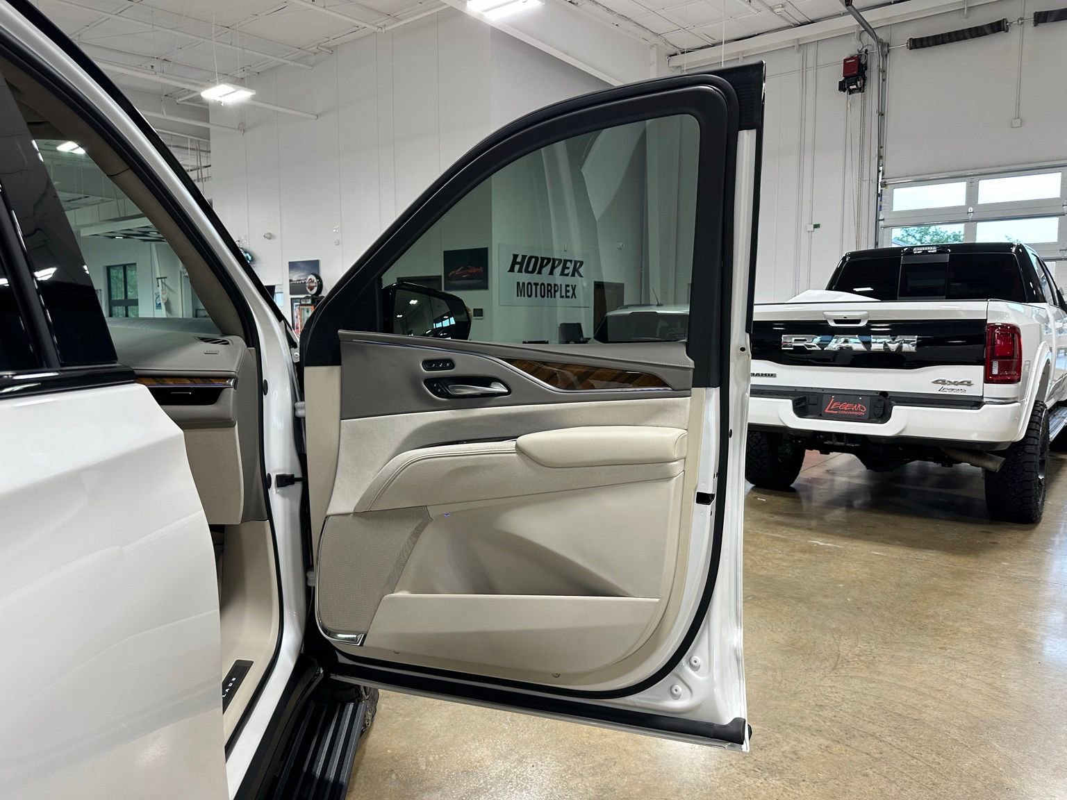 Used 2024 Cadillac Escalade Sport Platinum w/ LPO, ONYX Package AWD/4WD image 51