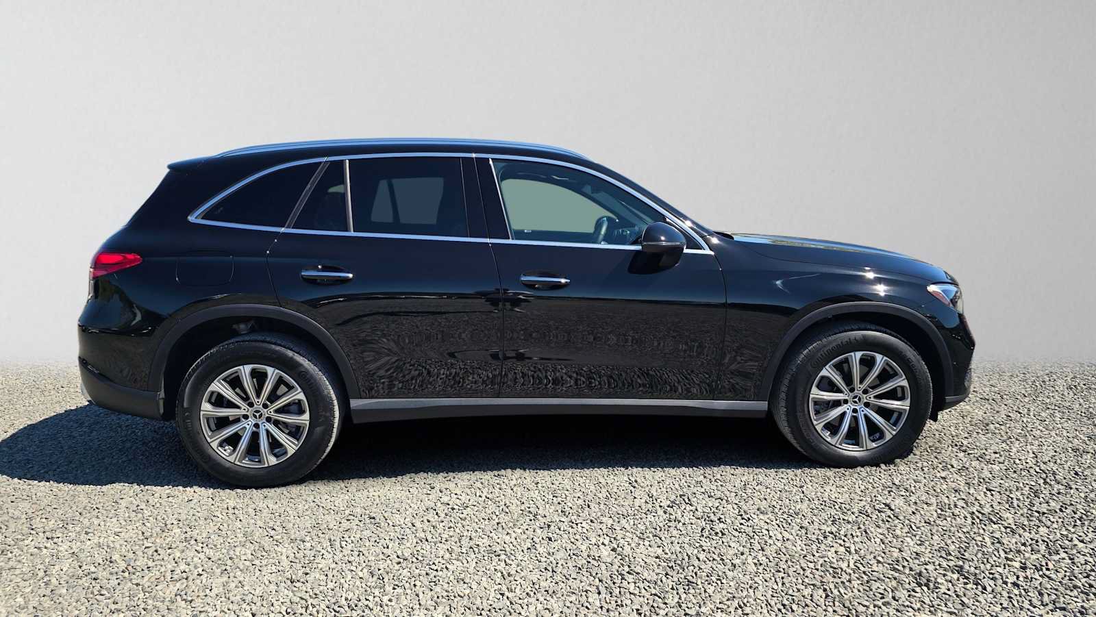 Used 2025 Mercedes-Benz GLC 300 4MATIC image 3