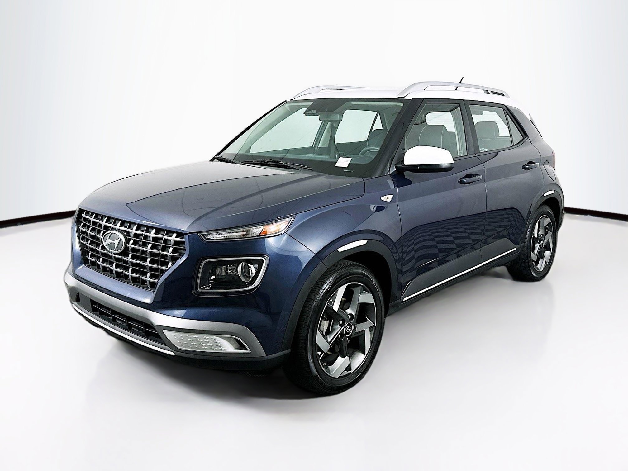 Used 2023 Hyundai Venue Limited w/ Cargo Package image 3