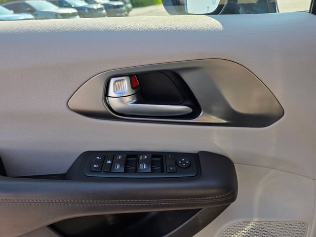 Used 2017 Chrysler Pacifica Touring-L w/ Tire & Wheel Group FWD image 27