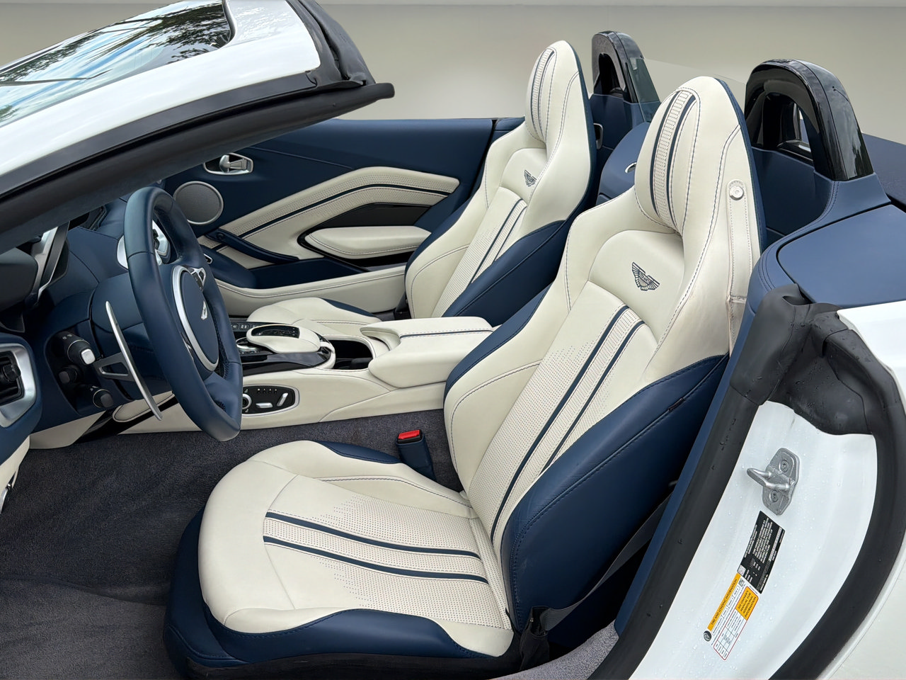 Used 2023 Aston Martin V8 Vantage Roadster RWD image 13