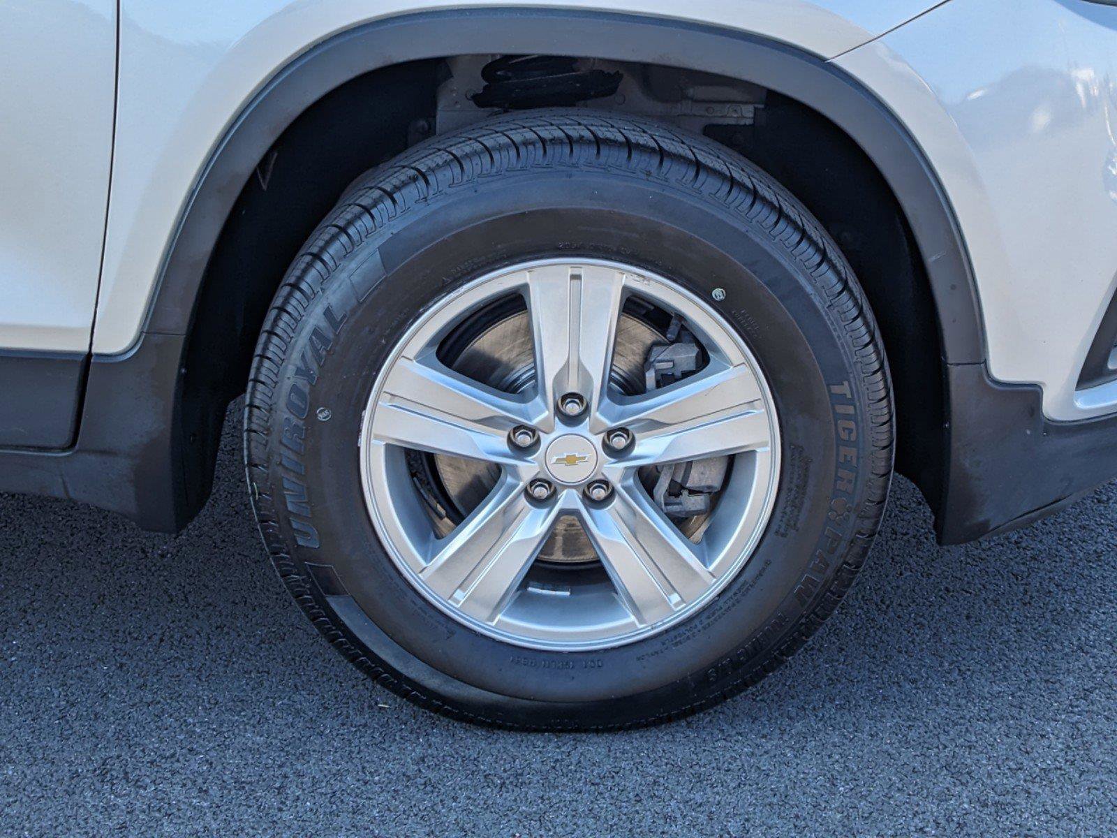 Used 2022 Chevrolet Trax LT w/ LT Convenience Package image 10