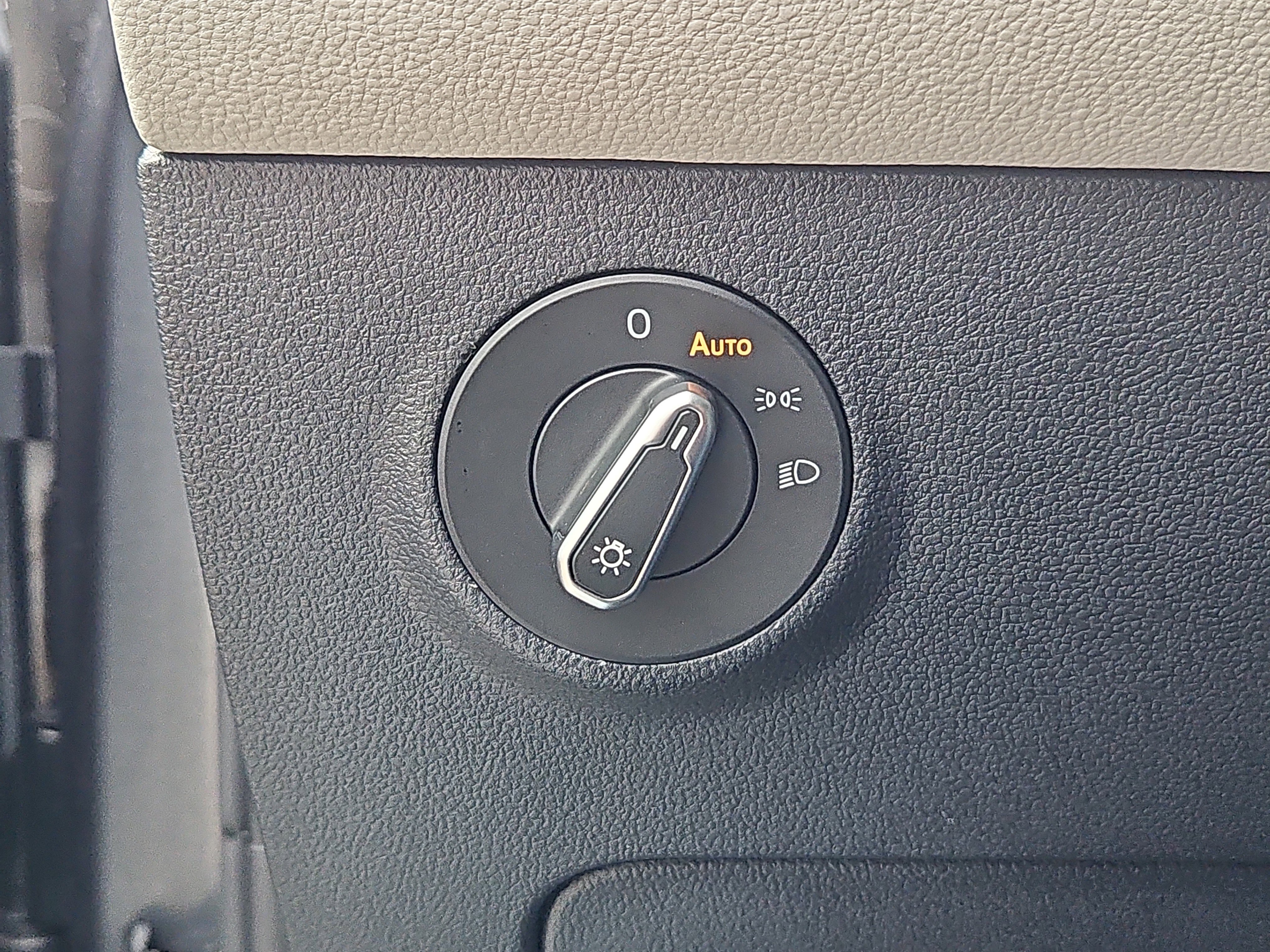 Used 2025 Volkswagen Taos SEL image 10