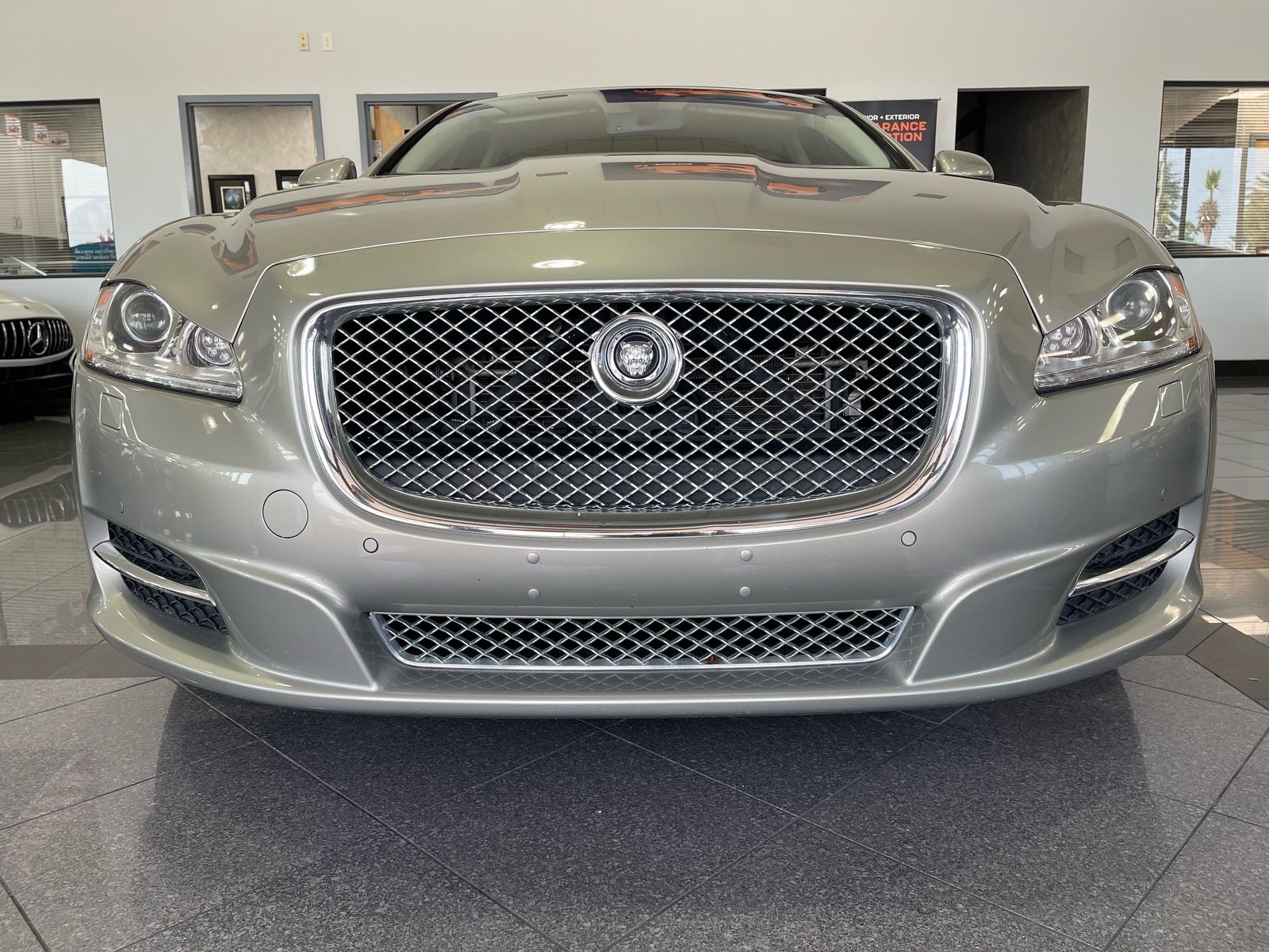 Used 2013 Jaguar XJ RWD image 8