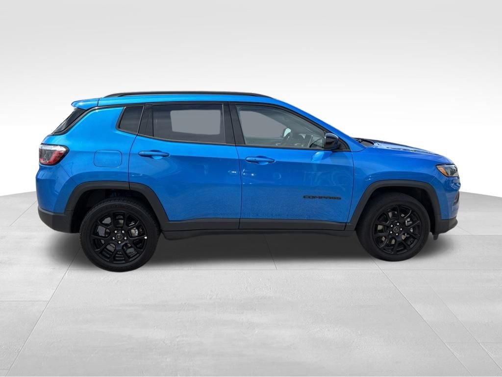 Used 2025 Jeep Compass Latitude w/ Convenience Group AWD/4WD image 7