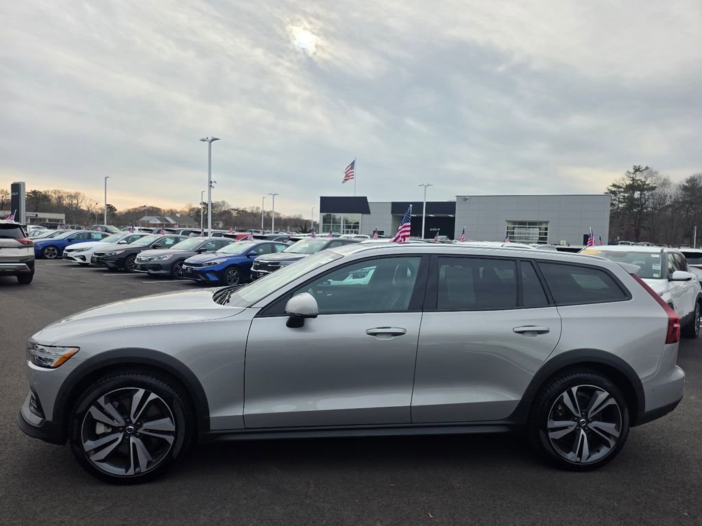Used 2025 Volvo V60 B5 Cross Country Plus image 4