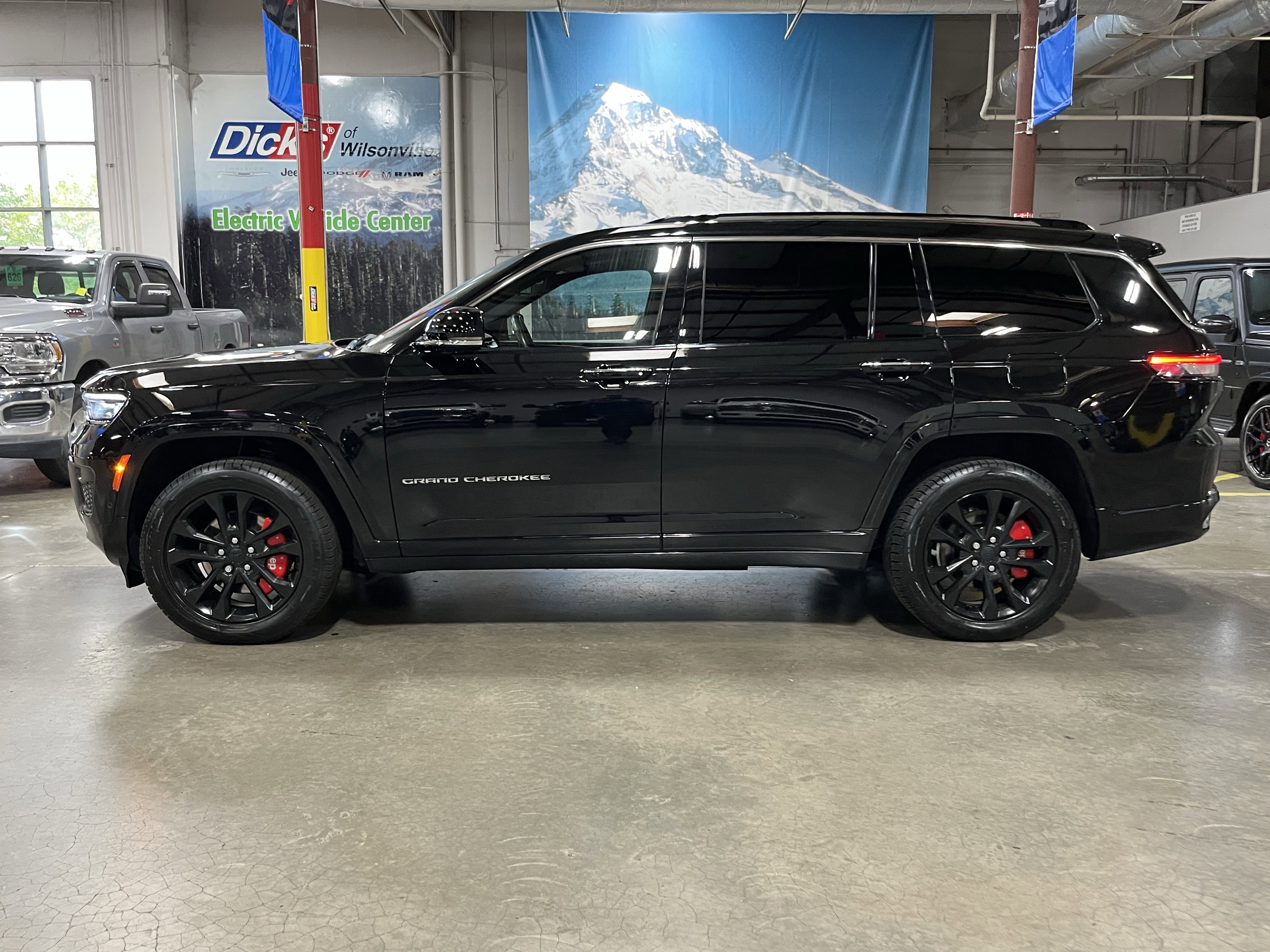 Used 2022 Jeep Grand Cherokee L Overland w/ Luxury Tech Group IV AWD/4WD image 2