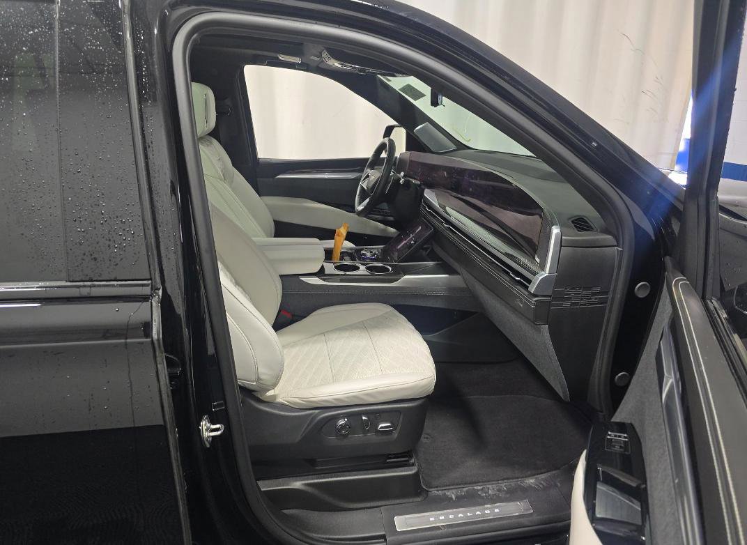 Used 2025 Cadillac Escalade V image 8