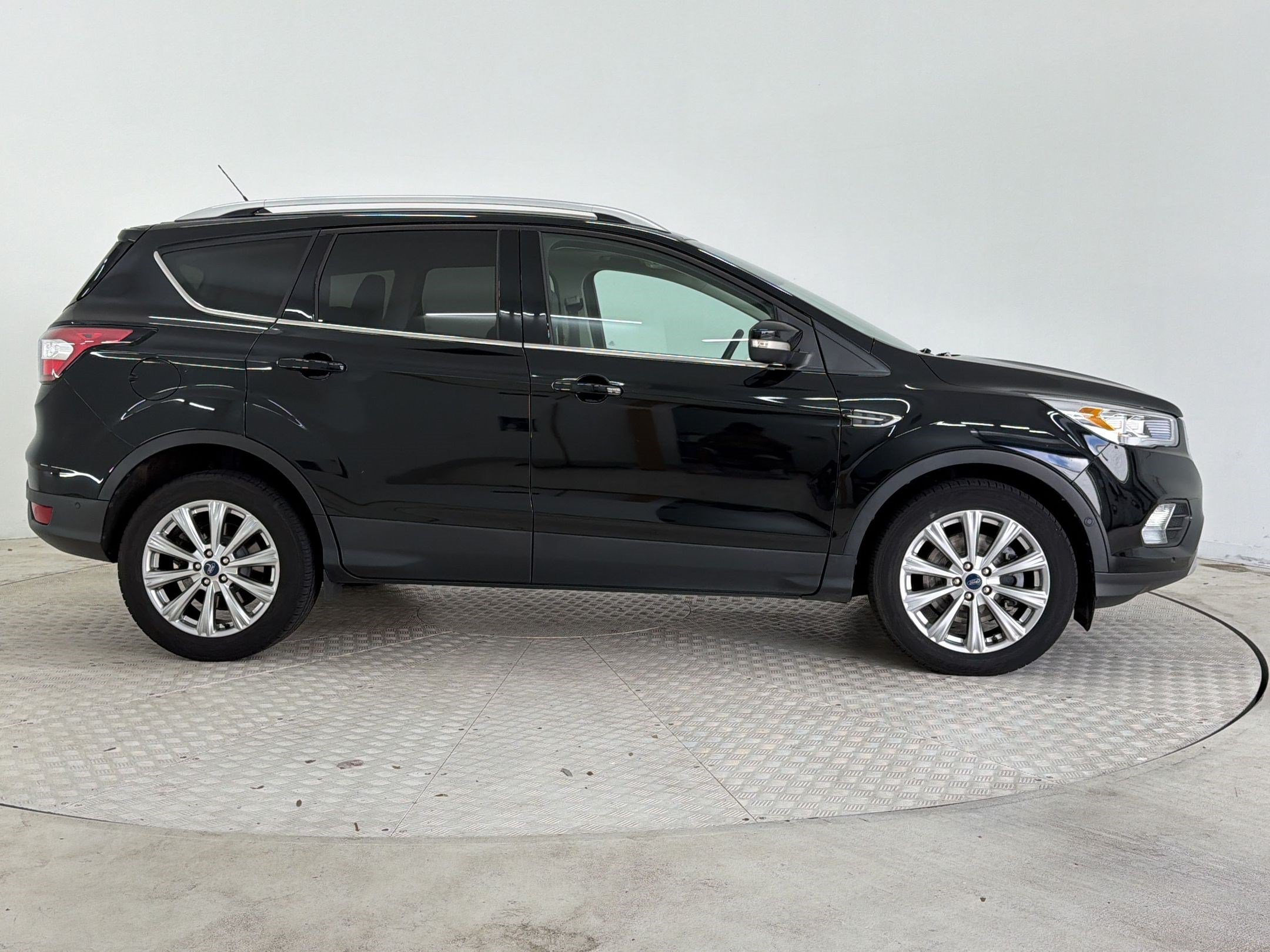 Used 2018 Ford Escape Titanium w/ Ford Safe & Smart Package FWD image 8