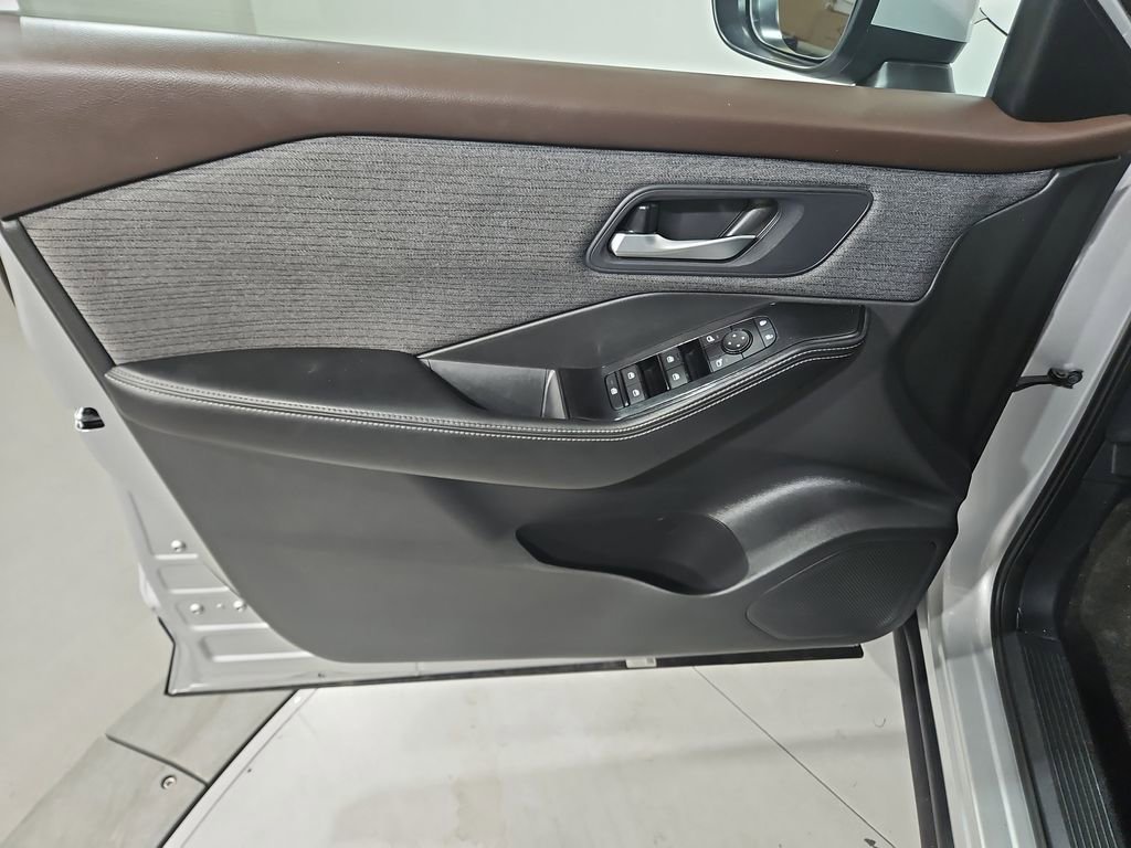 Certified 2023 Nissan Rogue SV FWD image 12