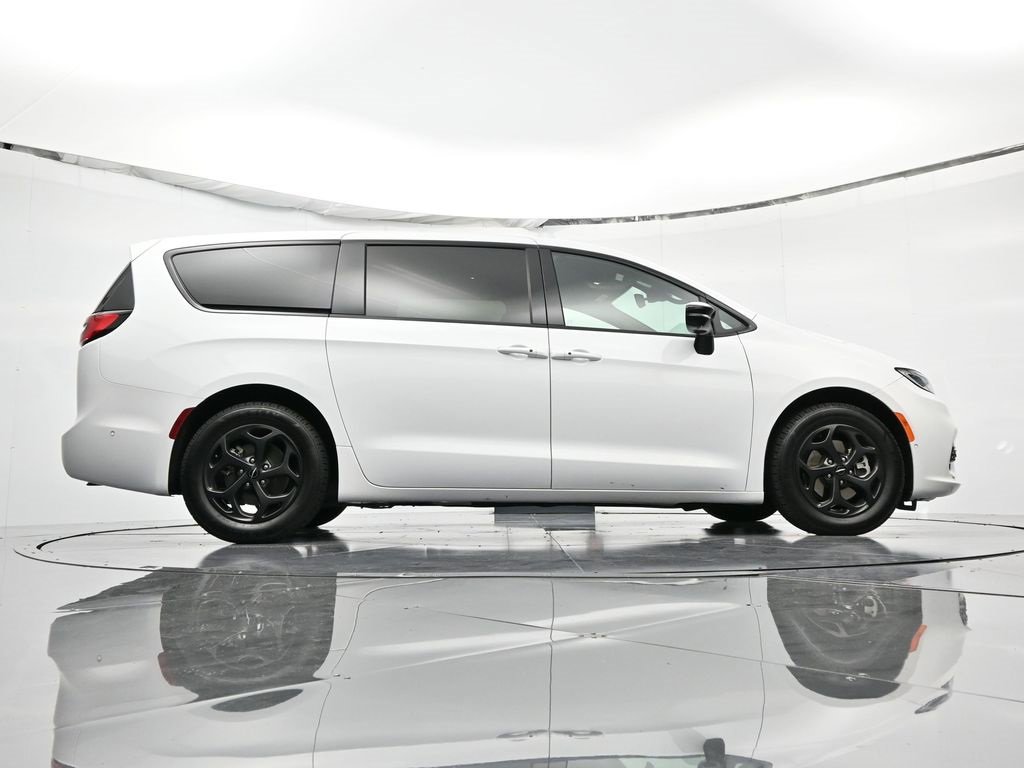 Used 2024 Chrysler Pacifica Select image 41