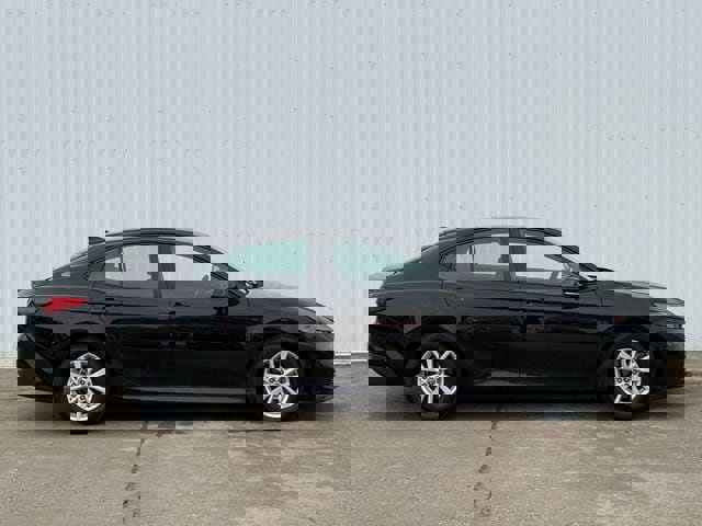 Used 2025 Toyota Camry LE image 3