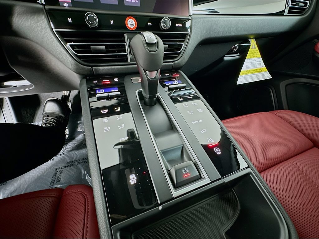 Certified 2026 Porsche Macan AWD/4WD image 18