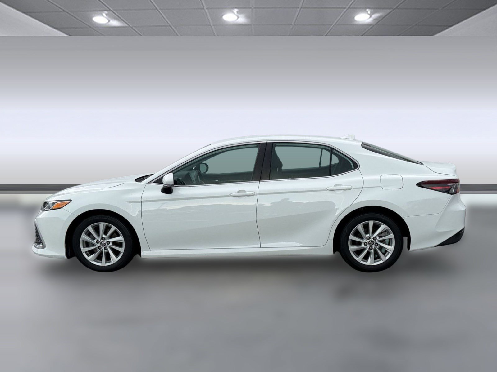 Used 2023 Toyota Camry LE w/ Convenience Package FWD image 2