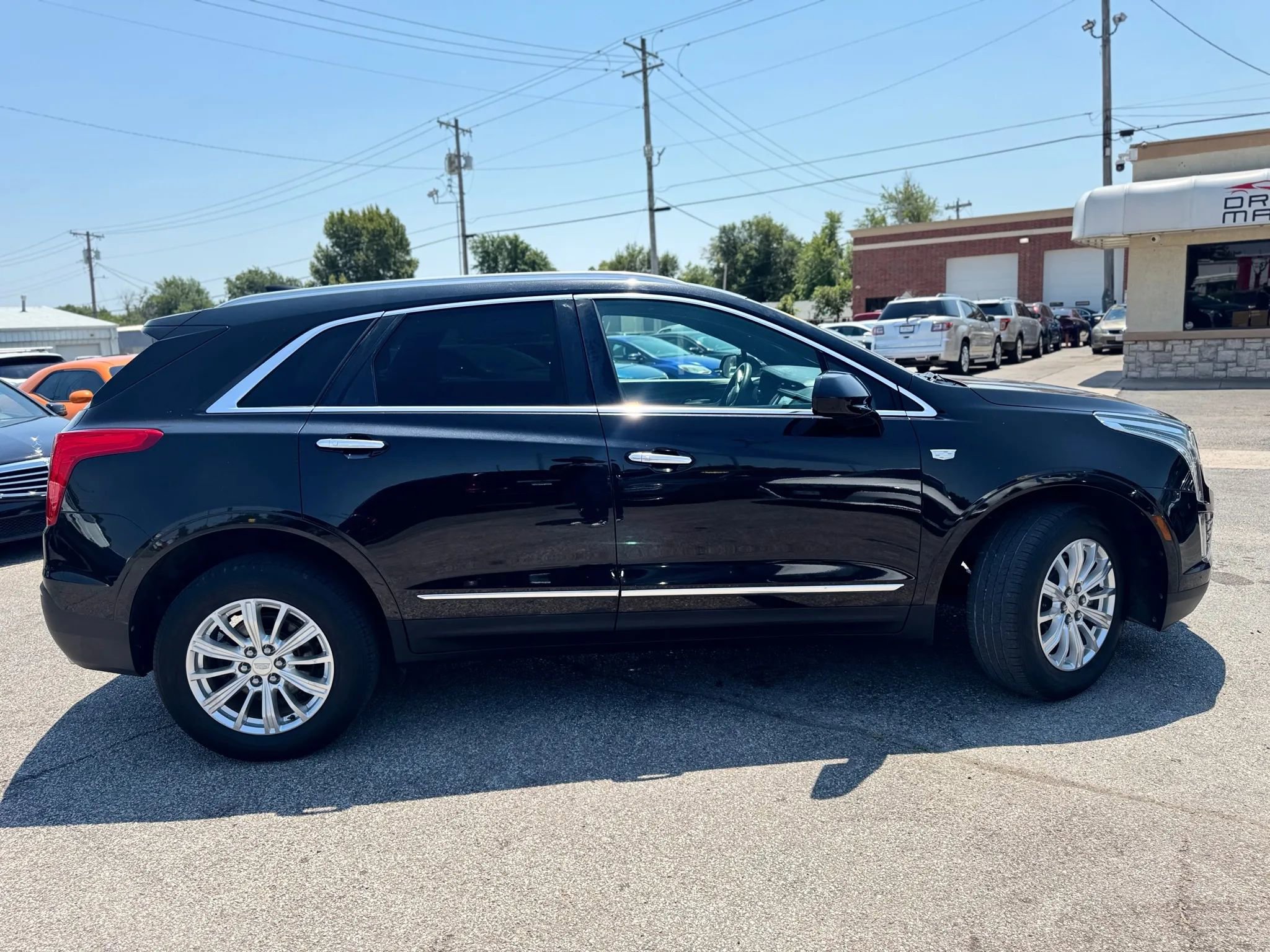 Used 2017 Cadillac XT5 Sport Utility 4D FWD image 3