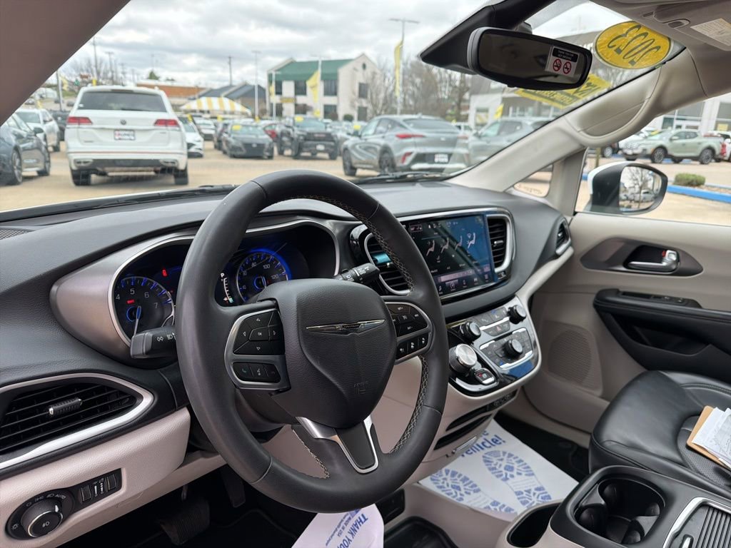 Used 2023 Chrysler Pacifica Touring-L image 18