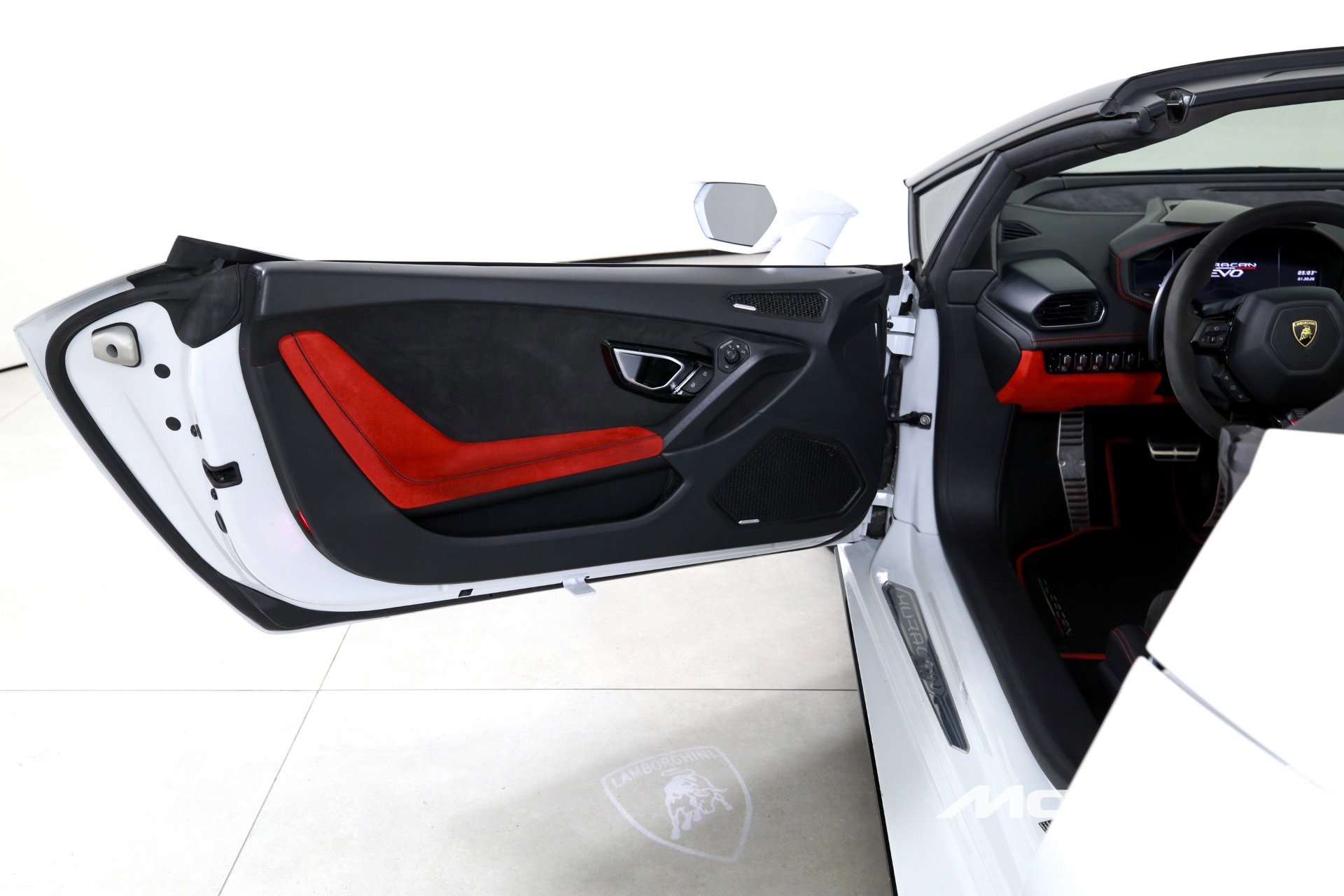 Used 2020 Lamborghini Huracan EVO image 11