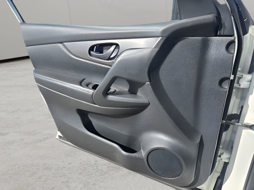 Used 2019 Nissan Rogue Sport S image 16