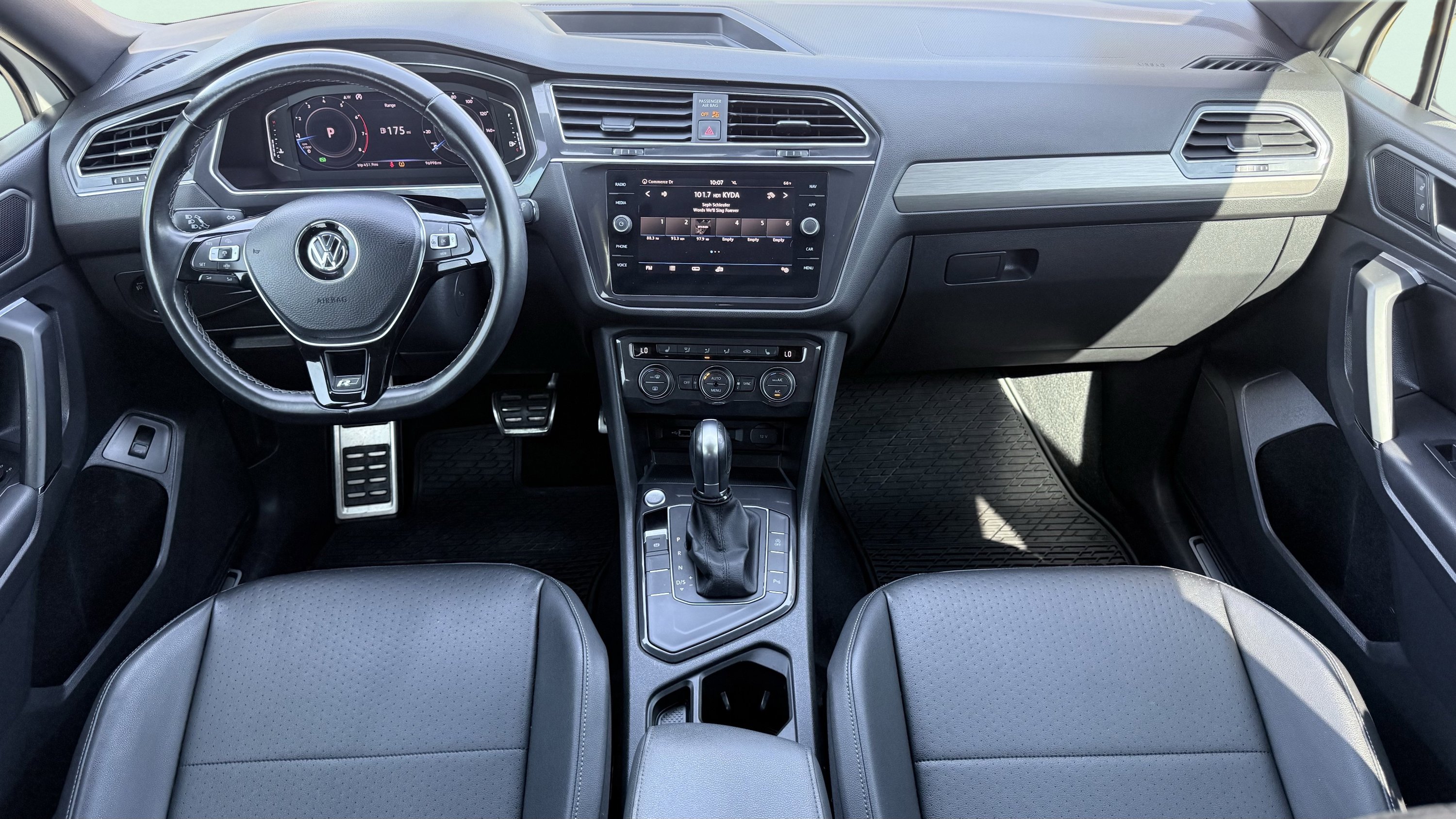 Used 2019 Volkswagen Tiguan SEL R-Line FWD image 2