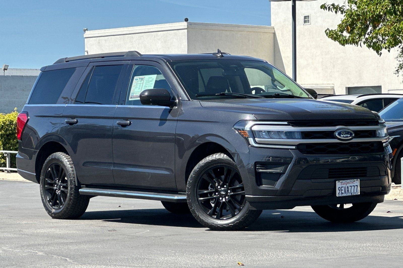 Used 2022 Ford Expedition XLT image 2