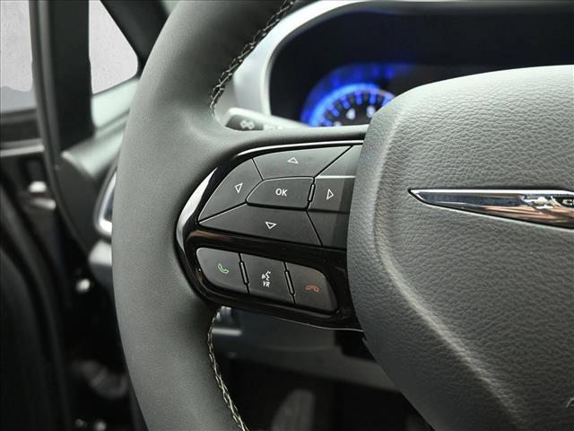Used 2025 Chrysler Pacifica Limited image 15