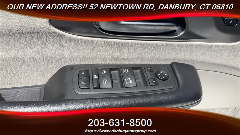 Used 2022 Chrysler Pacifica Touring-L FWD image 11