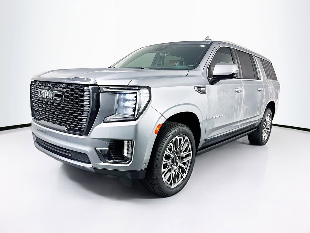 Used 2023 GMC Yukon XL Denali Ultimate AWD/4WD image 3