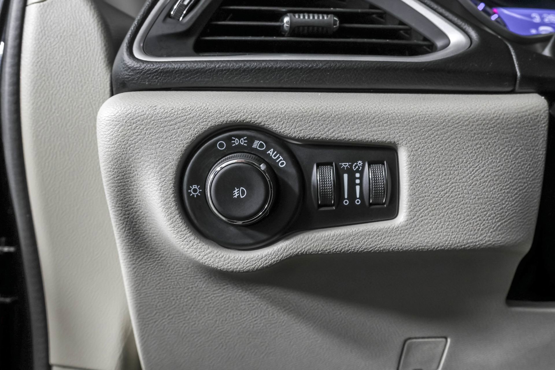 Used 2022 Chrysler Pacifica Touring-L image 25