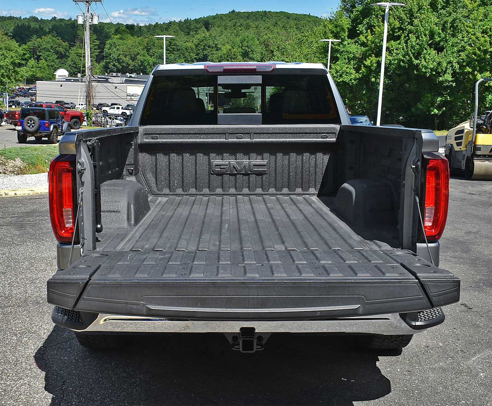 Used 2019 GMC Sierra 1500 SLT w/ SLT Premium Plus Package AWD/4WD image 9