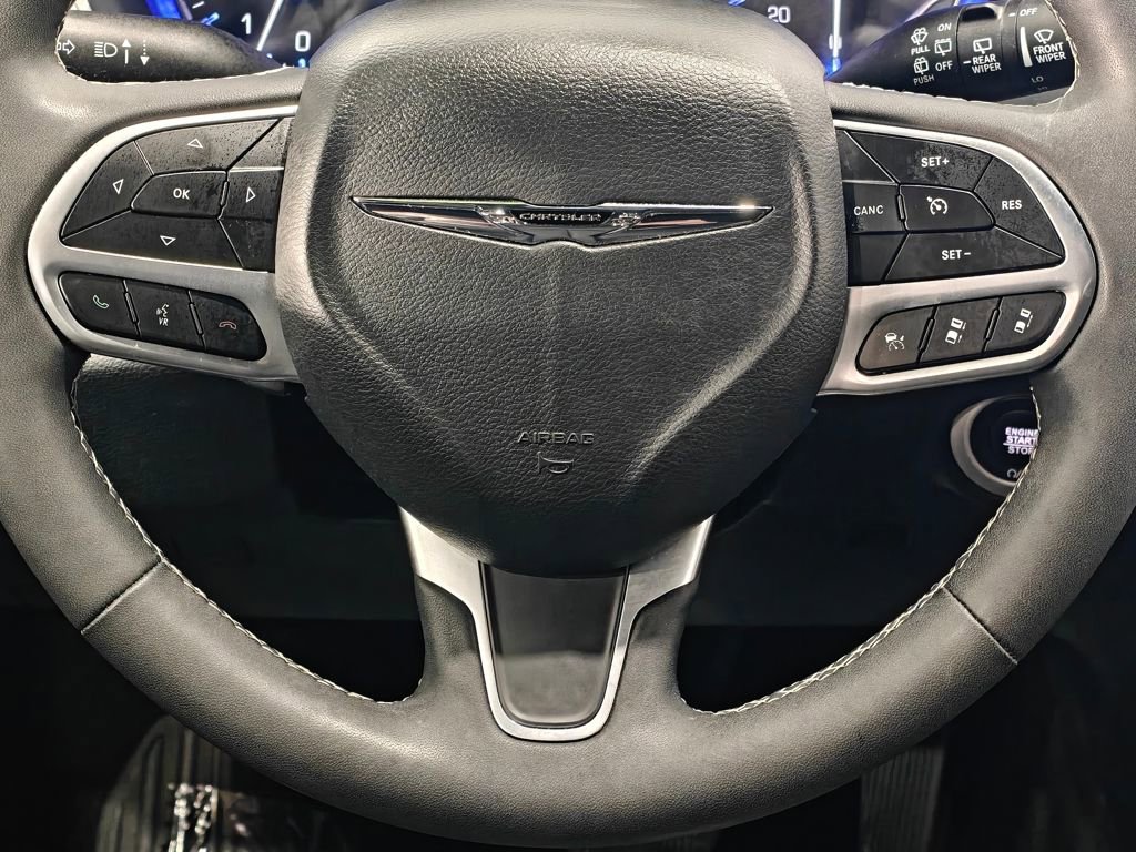 Used 2025 Chrysler Pacifica Select image 5