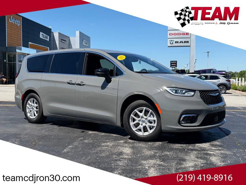 Used 2025 Chrysler Pacifica Select