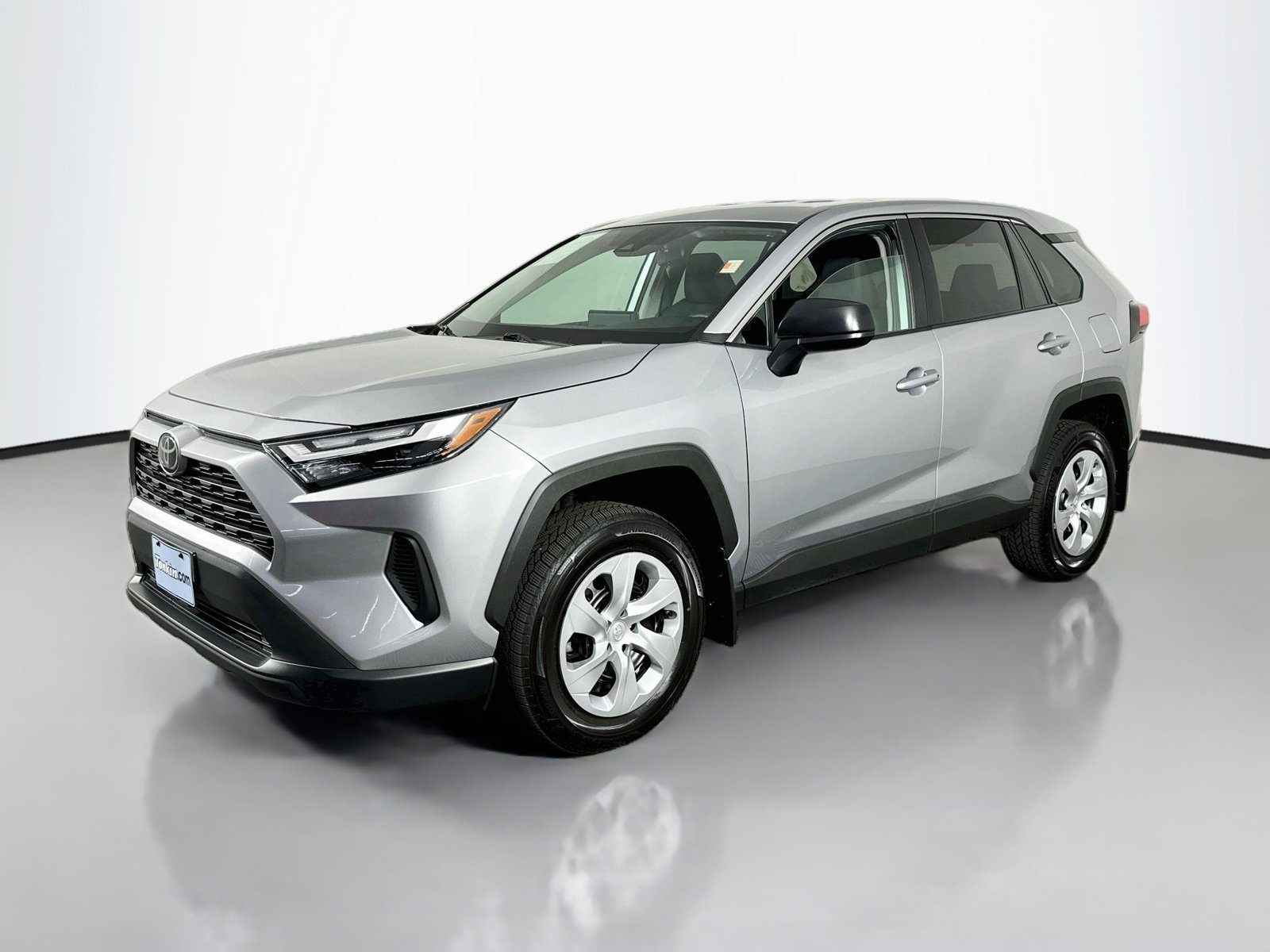 Used 2025 Toyota RAV4 LE AWD/4WD image 4