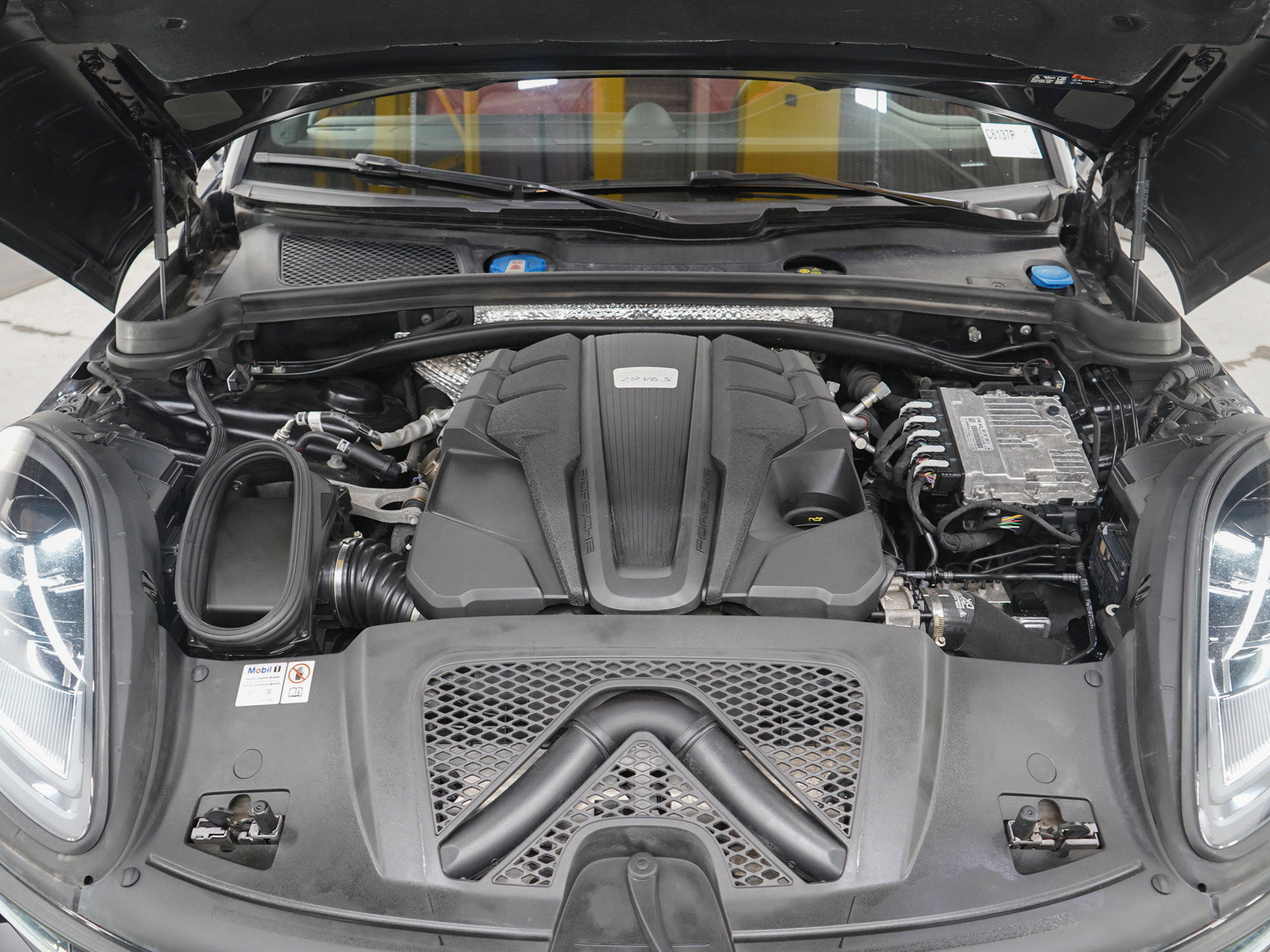 Used 2024 Porsche Macan S AWD/4WD image 31