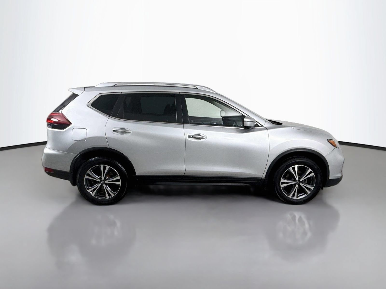 Used 2019 Nissan Rogue SV w/ Sun & Sound Touring Package AWD/4WD image 8