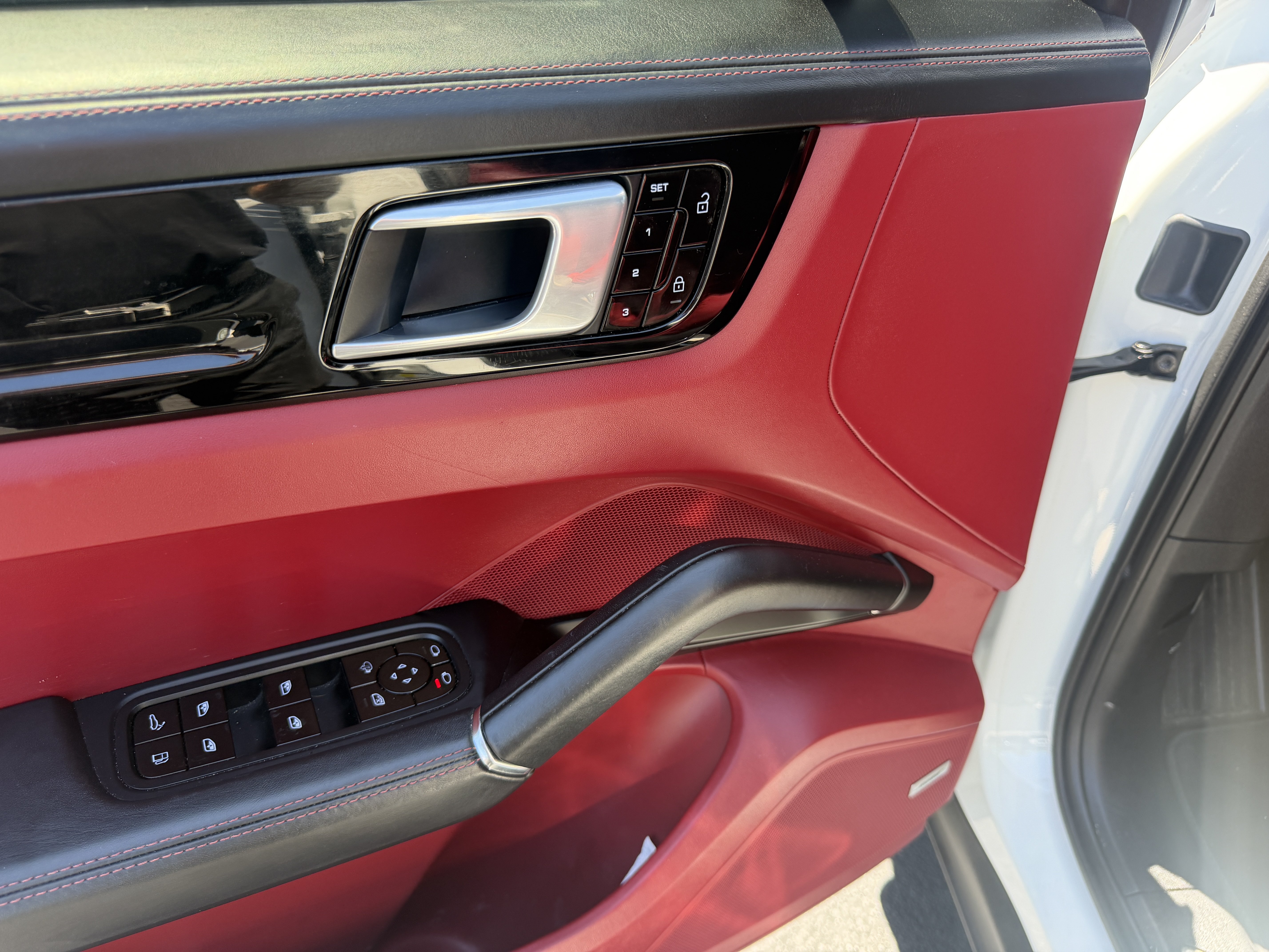 Certified 2021 Porsche Cayenne E-Hybrid AWD/4WD image 22
